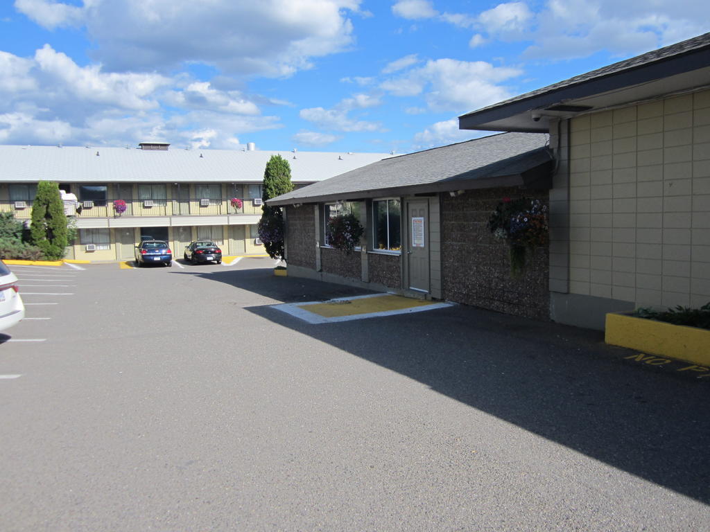 Camelot Court Motel Prince George Exterior foto